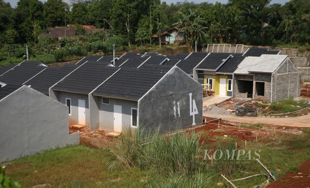 Kompleks perumahan bersubsidi yang tengah dibangun di kawasan Jampang, Bogor, Jawa Barat, Sabtu (12/6/2021). Pemerintah melalui Kementerian Pekerjaan Umum dan Perumahan Rakyat (PUPR), sesuai rencana strategis 2020-2024, menargetkan penyediaan 5 juta unit rumah. Rinciannya, sebanyak 900.000 unit merupakan rumah bersubsidi yang dibiayai melalui fasilitas likuiditas pembiayaan perumahan (FLPP), subsidi selisih bunga, dan subsidi bantuan uang muka.