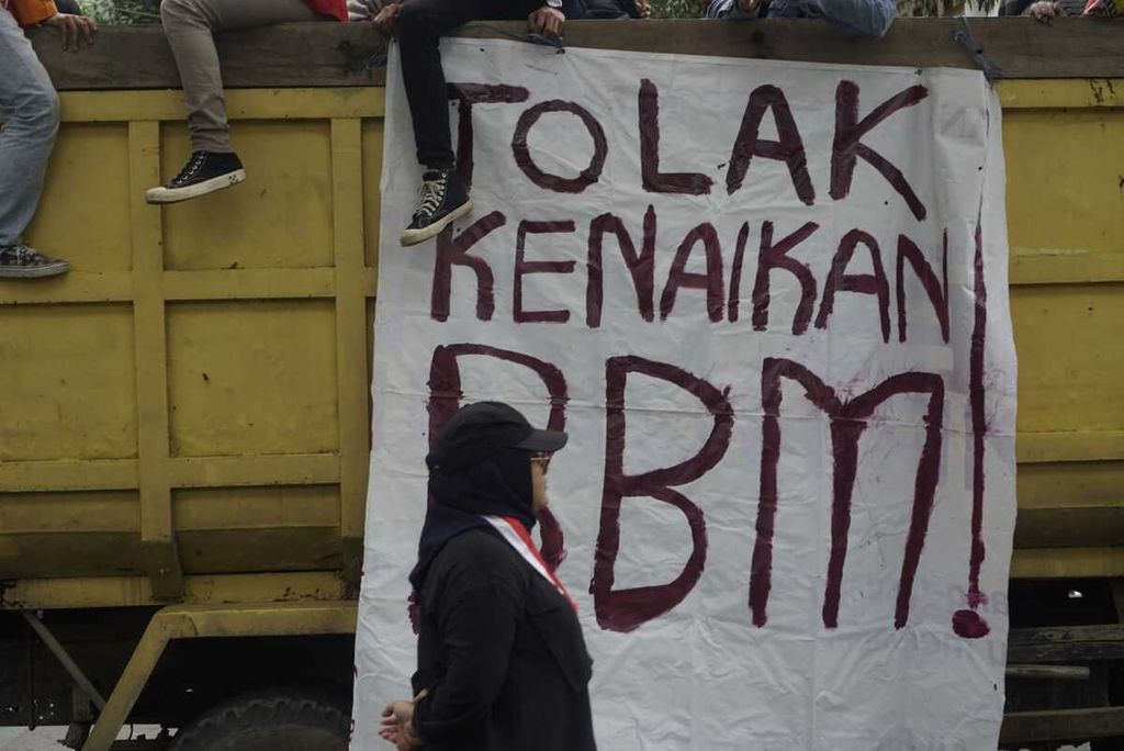 Mahasiswa membentangkan poster tuntutan dalam unjuk rasa menolak kenaikan harga bahan bakar minyak di Kota Balikpapan, Kalimantan Timur, Senin (5/9/2022). 