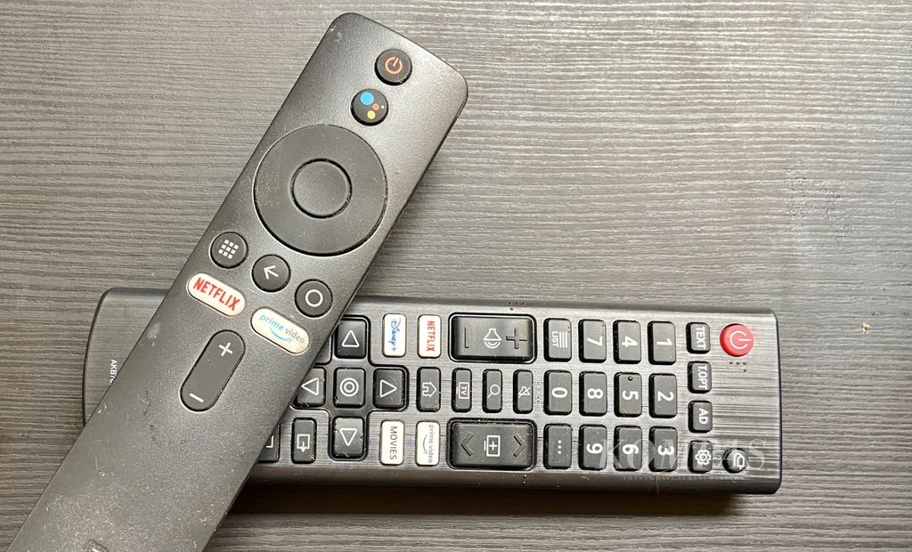 <i>Remote control </i>dilengkapi tombol untuk mengakses layanan aliran video langsung (<i>streaming</i>) di televisi. Beragam perusahaan menyediakan layanan dengan total judul lebih dari 800.000 judul. Butuh lebih dari 10 tahun tanpa henti untuk menyaksikan seluruh program itu.