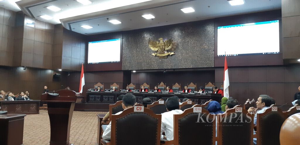 Majelis hakim Mahkamah Konstitusi, Selasa (21/5/2019), di Jakarta, menolak gugatan pengujian Undang-Undang Nomor 8 Tahun 2010 tentang Pencegahan dan Pemberantasan Tindak Pidana Pencucian Uang. Penolakan dikarenakan keempat pemohon tak memiliki<i> legal standing</i> atau hak gugat yang memenuhi syarat. 