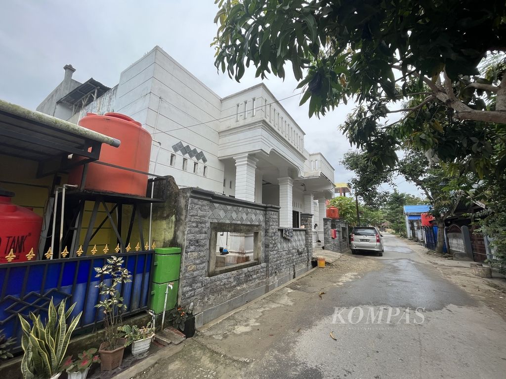Rumah berwarna putih yang menjadi lokasi alamat CV Wahana, di Kendari, Sulawesi Tenggara, Selasa (11/7/2023).