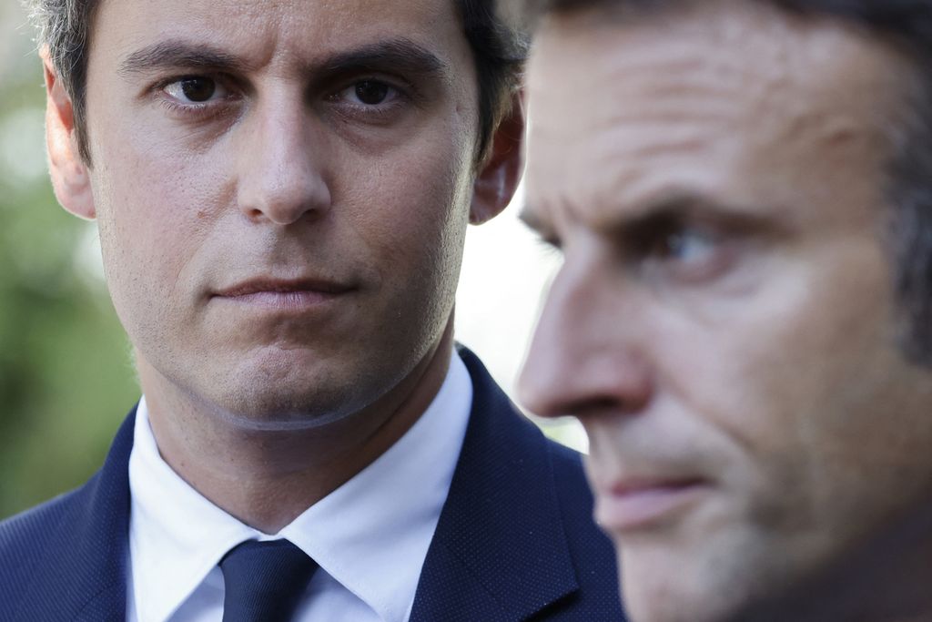 Presiden Perancis Emmanuel Macron (kanan) berdiri di sebelah Menteri Pendidikan dan Pemuda Gabriel Attal saat kunjungan di sekolah kejuruan di Orange, sebelah selatan Perancis, 1 September 2023. Macron menunjuk Attal sebagai perdana menteri, 9 Januari 2024.