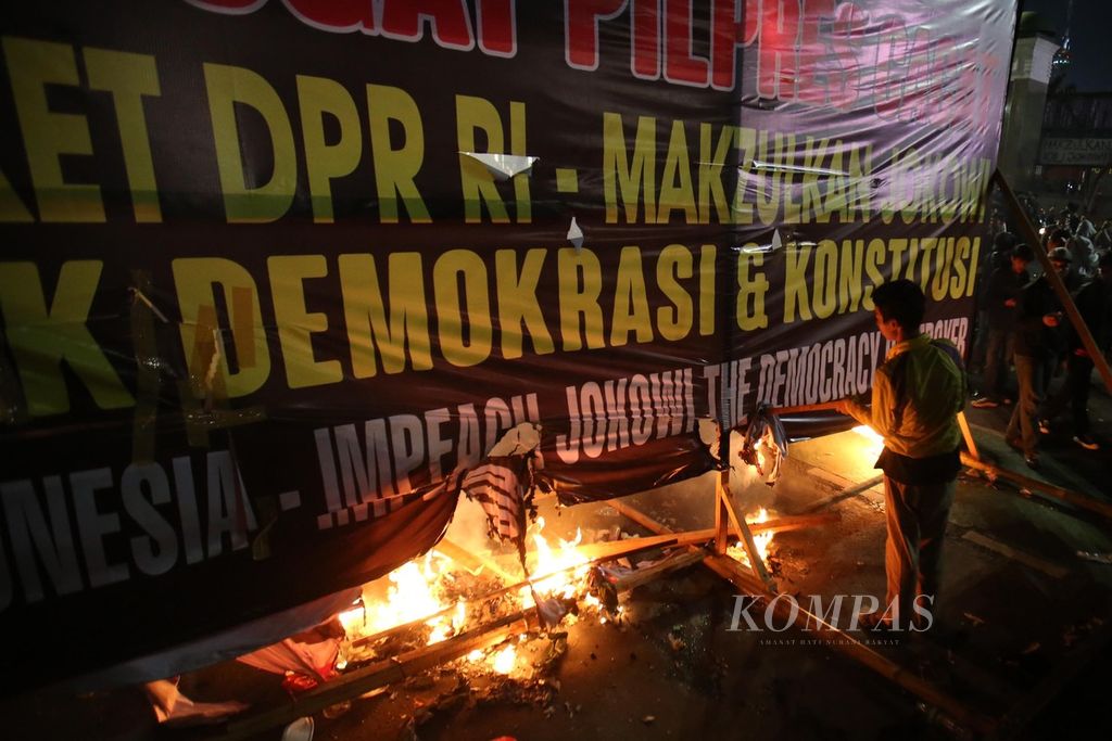 Aktivis berunjuk rasa dan membakar berbagai atribut yang mereka bawa di depan Gedung Parlemen, Jalan Gatot Subroto, Jakarta Pusat, Selasa (19/3/2024). 