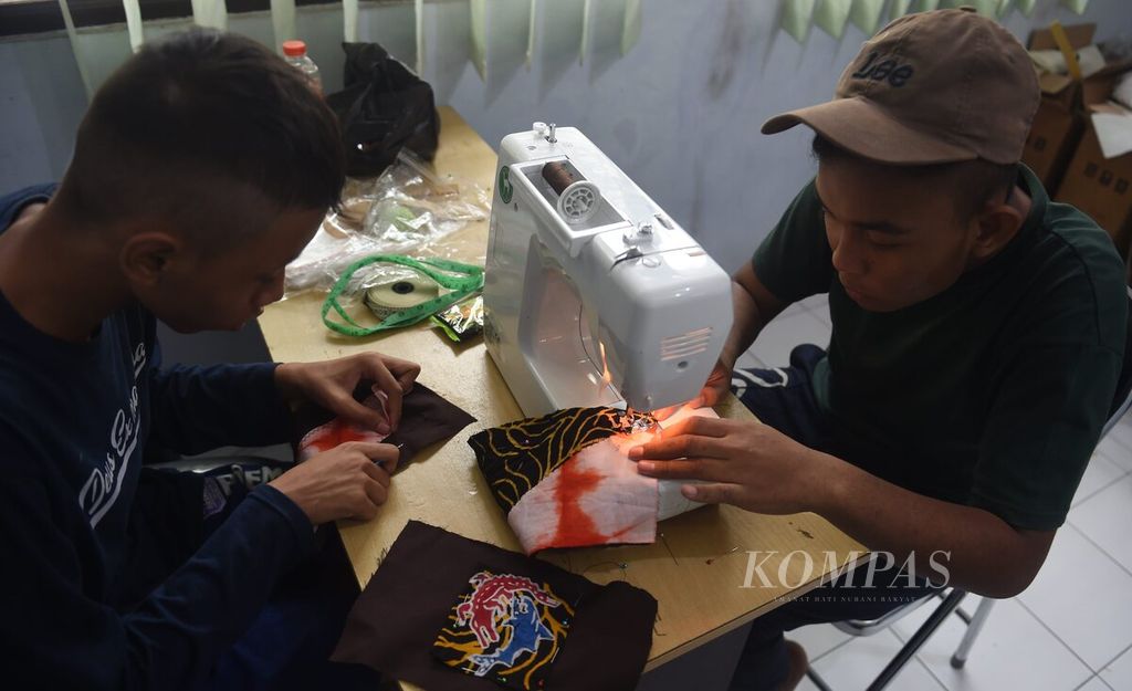Jacky and Kiking are sewing pieces of cloth during a sewing training session in the Kalijudan Social Housing (Liponsos) in Surabaya, East Java on Thursday (9/2/2023). Various trainings are provided to the residents as preparation for their return to the community.
