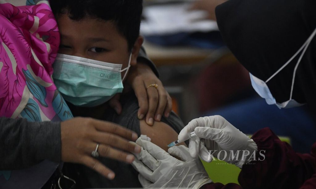 Vaksinator menyuntikkan vaksin Covid-19 Bio Farma dalam vaksinasi untuk anak usia 6-11 tahun di Mal CBD Ciledug, Kota Tangerang, Banten, Minggu (26/12/2021). 