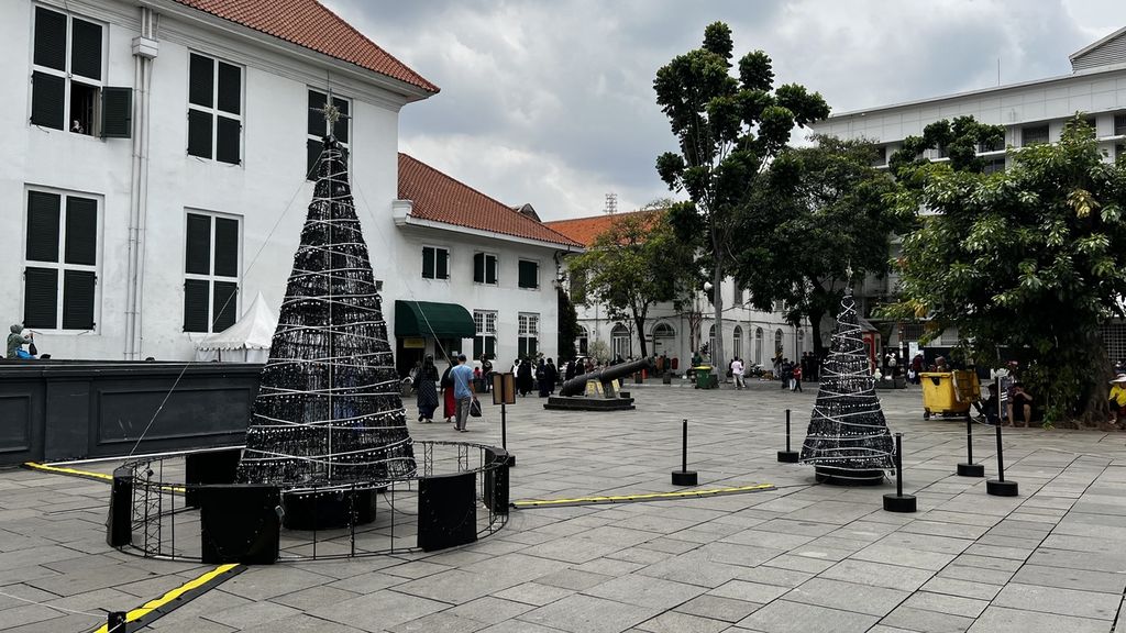Hiasan lampu natal di Kawasan Kota Tua, Jakarta Barat, Kamis (22/12/2022)