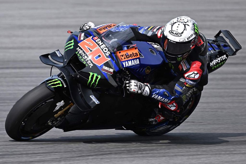 Pebalap tim Monster Energy Yamaha, Fabio Quartararo, menikung pada hari kedua tes pramusim MotoGP di Sirkuit Sepang, Malaysia, Rabu (7/2/2024). 