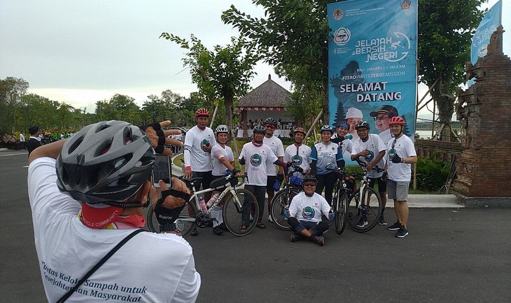 Kementerian Lingkungan Hidup dan Kehutanan menggelar tur bersepeda Bali-Jakarta serangkaian memperingati Hari Peduli Sampah Nasional 2023. Sejumlah pesepeda di Bali, yang turut meramaikan acara pelepasan tim pesepeda Jelajah Bersih Negeri, berfoto menjelang acara pelepasan tim pesepeda di kawasan Tahura Ngurah Rai, Kota Denpasar, Bali, Rabu (8/2/2023).