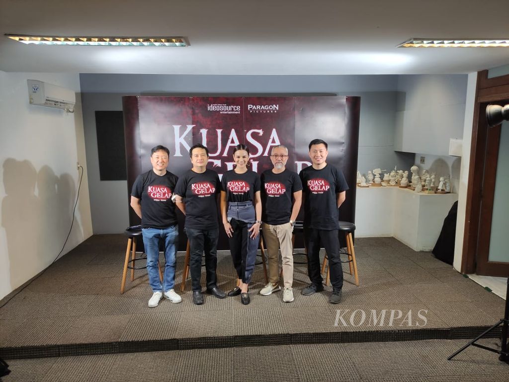 Sebagian kerabat kerja <i>Kuasa Gelap </i>berpose di sela konferensi pers film horor tersebut di Jakarta, Selasa (30/5/2023).
