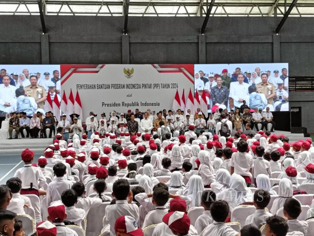 Presiden Joko Widodo didampingi sejumlah menteri menghadiri acara penyerahan bantuan PIP di GOR Samapta, Kota Magelang, Senin (22/1/2024).