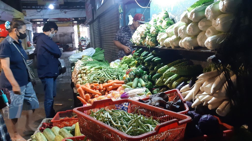 Warga berbelanja aneka kebutuhan di Pasar Besar Kota Malang, Jawa Timur, Rabu (29/3/2023). 