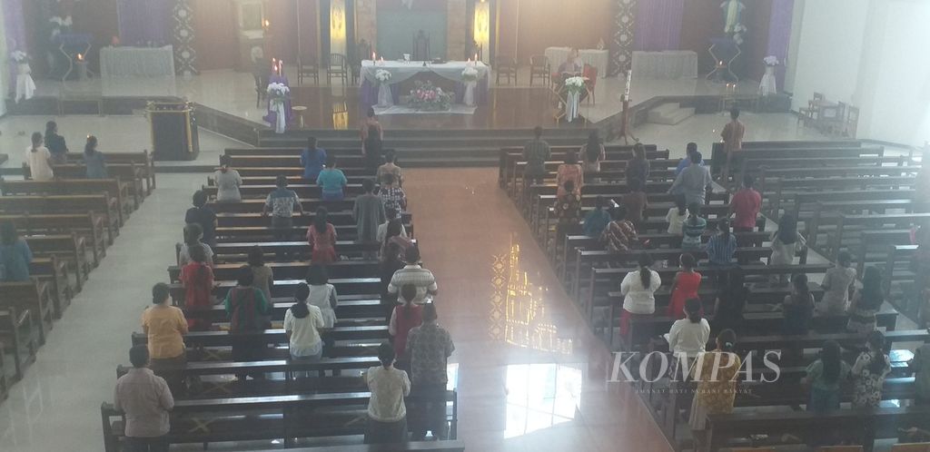 Misa Adven (masa penantian Tuhan) pada pekan keempat di Gereja Katolik Santo Petrus Pekerja Penfui, Kota Kupang, Nusa Tenggara Timur, Minggu (20/12/2020). 