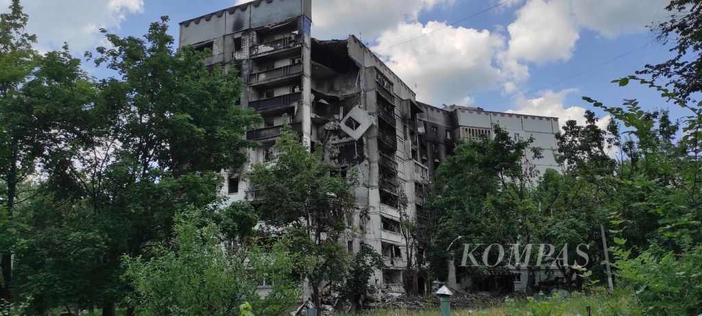 Sisa rumah susun di Distrik Saltivsky, Kharkiv pada Senin (4/7/2022). Karena kerap jadi sasaran serangan Rusia, distrik itu ditutup bagi warga sipil sejak April 2022 (Kompas/Kris Mada)