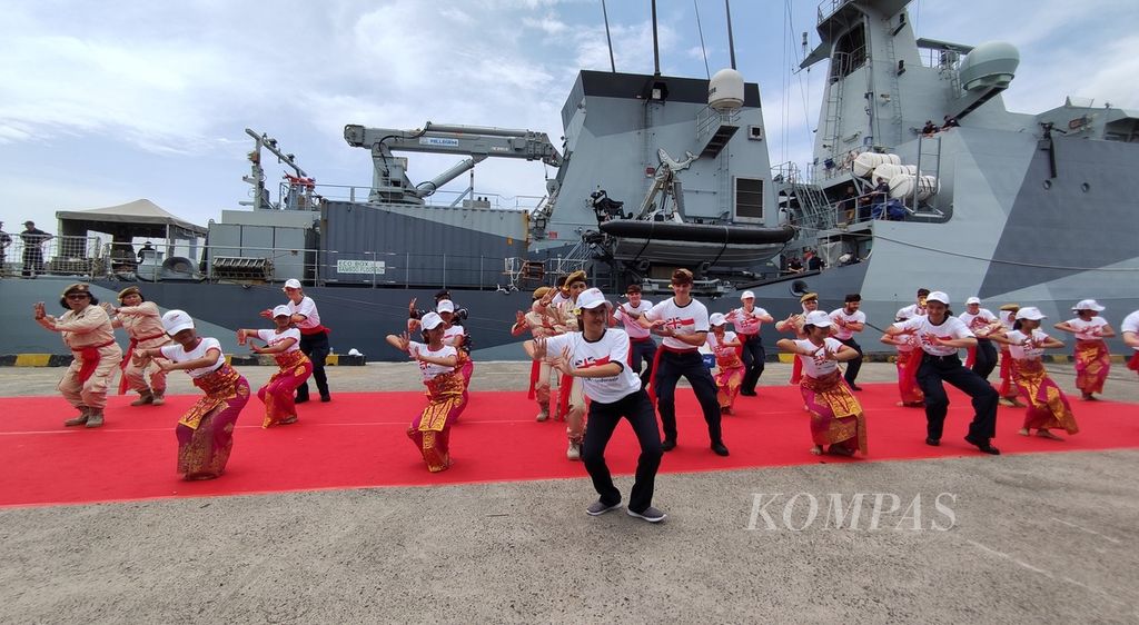 Kapal patroli lepas pantai Inggris, HMS Spey (P234), Jumat (30/9/2022), bersandar di dermaga Pelabuhan Benoa, Kota Denpasar, Bali. Kedatangan HMS Spey dimeriahkan pementasan tari-tarian. 