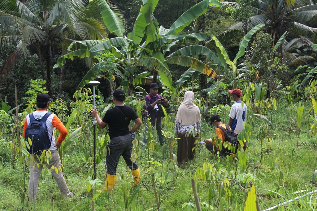 Sejumlah petugas melakukan pengukuran tanah yang terdampak proyek pertambangan batu andesit di Desa Wadas, Kecamatan Bener, Kabupaten Purworejo, Jawa Tengah, Selasa (12/7/2022). 