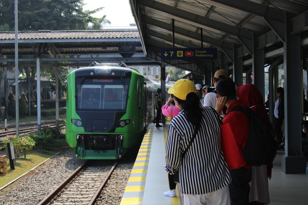 Penumpang menunggu kereta pengumpan (<i>feeder</i>) yang tiba di Stasiun Bandung, Jawa Barat, Rabu (4/10/2023). Kereta pengumpan ini menjadi salah satu moda transportasi dari dan menuju Stasiun Kereta Cepat Padalarang, Kabupaten Bandung Barat.