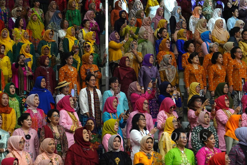 Tamu undangan yang menghadiri peringatan Hari Kebaya Nasional yang pertama kali diperingati dengan tema ”Lestarikan Budaya dengan Bangga Berkebaya” di Istora Senayan, Jakarta, Rabu (24/7/2024). Hari Kebaya Nasional ditetapkan oleh Presiden Joko Widodo melalui Keputusan Presiden Nomor 19 Tahun 2023 yang ditetapkan pada 4 Agustus 2023 di Jakarta.