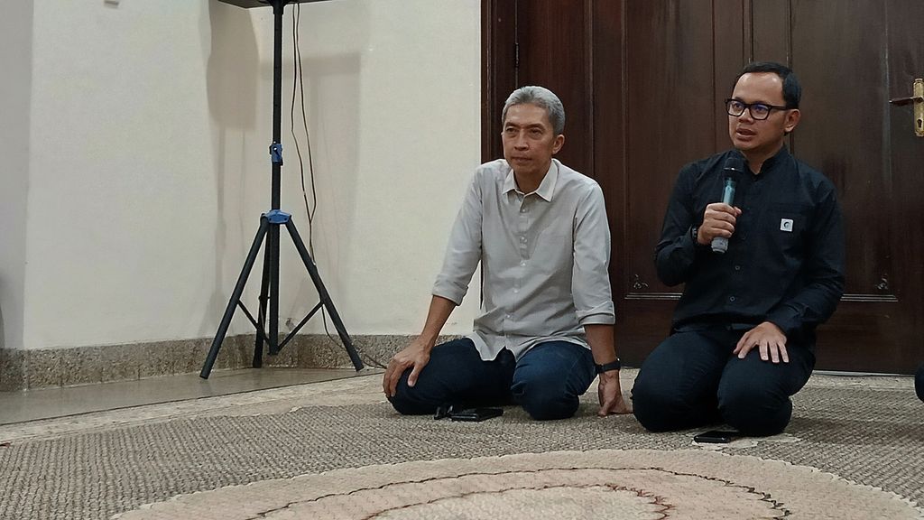 Wali Kota Bogor Bima Arya (kanan) dan Wakil Wali Kota Bogor Dedie A Rachim saat memberikan keterangan kepada awal media di Pendopo Wali Kota Bogor, Selasa (18/4/2023).