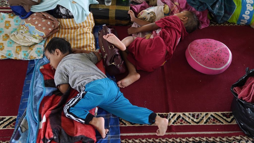 Anak-anak terlelap di Masjid Arrayan, Vila Kencana Cikarang di Desa Karangsentosa, Kecamatan Karangbahagia, Kabupaten Bekasi, Jawa Barat, Kamis (2/3/2023). Sebanyak 142 keluarga mengungsi di masjid tersebut. 