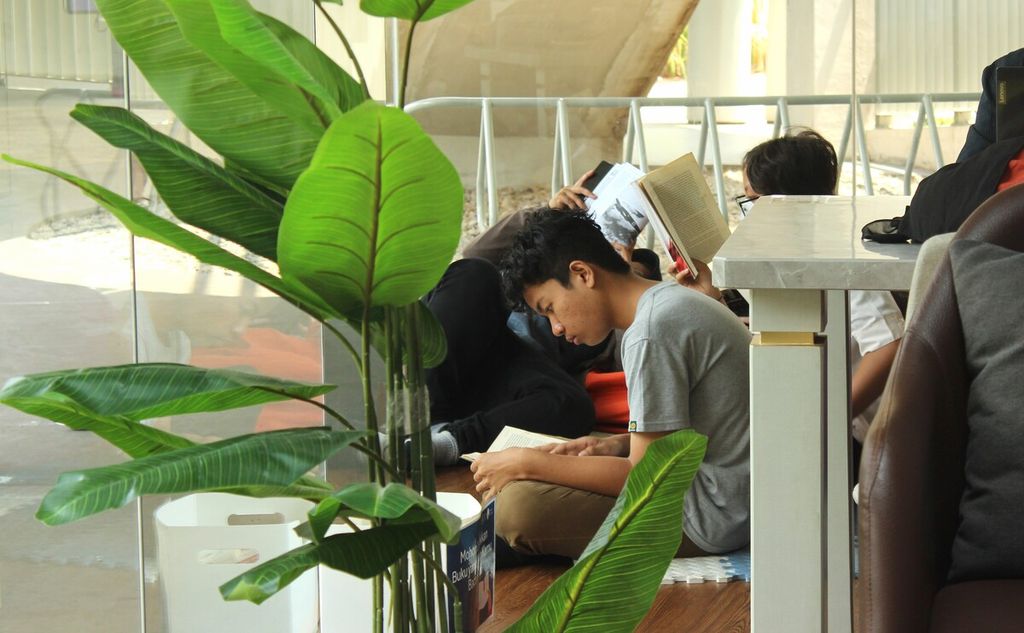 Pengunjung membaca buku di Taman Literasi Martha Christina Tiahahu, Jakarta Selatan, Senin (24/4/2023). 