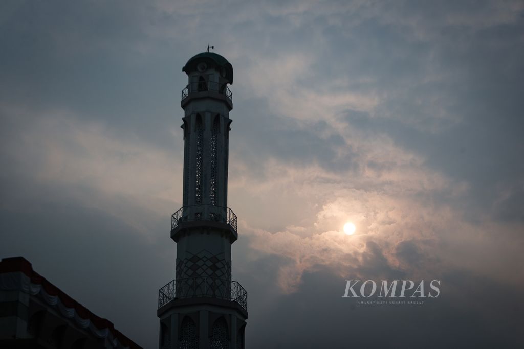 Cahaya matahari yang redup karena awan mendung dan asap polusi di Alun-alun Pamulang, Tangerang Selatan, Banten, Rabu (23/8/2023). 