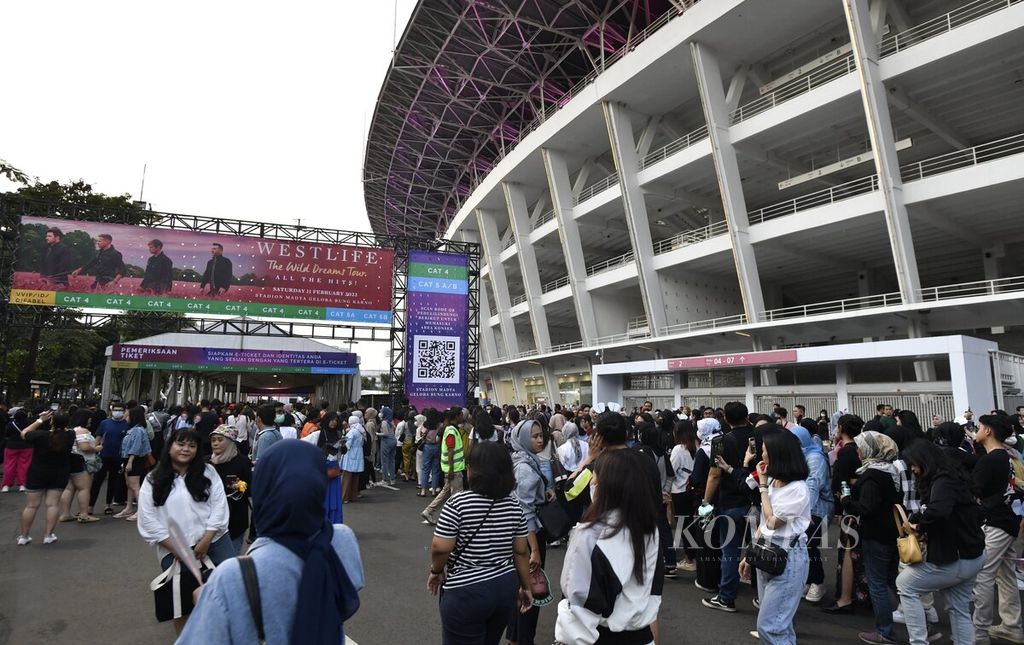 Penonton mulai memasuki pintu utama menuju area konser Westlife bertajuk Westlife The Wild Dreams Tour-All The Hits 2023 di Stadion Madya Gelora Bung Karno, Jakarta, Sabtu (11/2/2023) malam. 