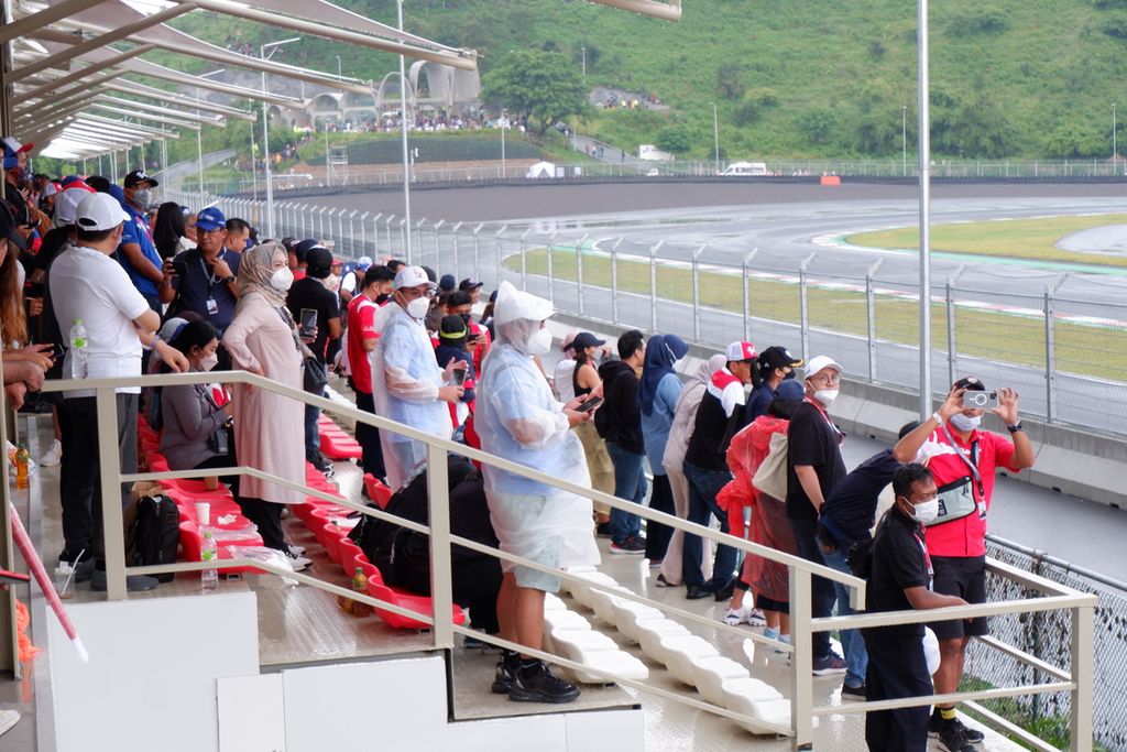 Penonton kategori VIP Deluxe menumpuk di area balkon saat menonton jalannya balapan MotoGP di Sirkuit Internasional Jalan Raya Pertamina Mandalika, Kuta, Pujut, Lombok Tengah, Nusa Tenggara Barat, Minggu (20/3/2022). Pada hari ketiga atau hari balapan MotoGP, total penonton yang hadir sekitar 62.923 ribu penonton.