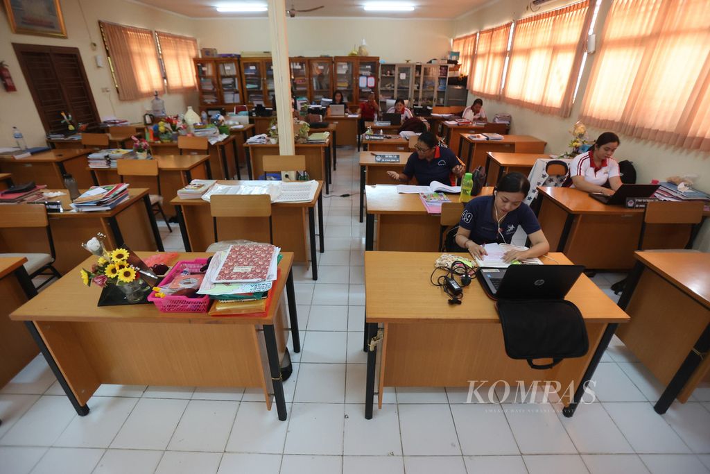 A few teachers work in the teacher's room at Primary School 01 Kuta, Badung, Bali, Friday (9/11/2022)..