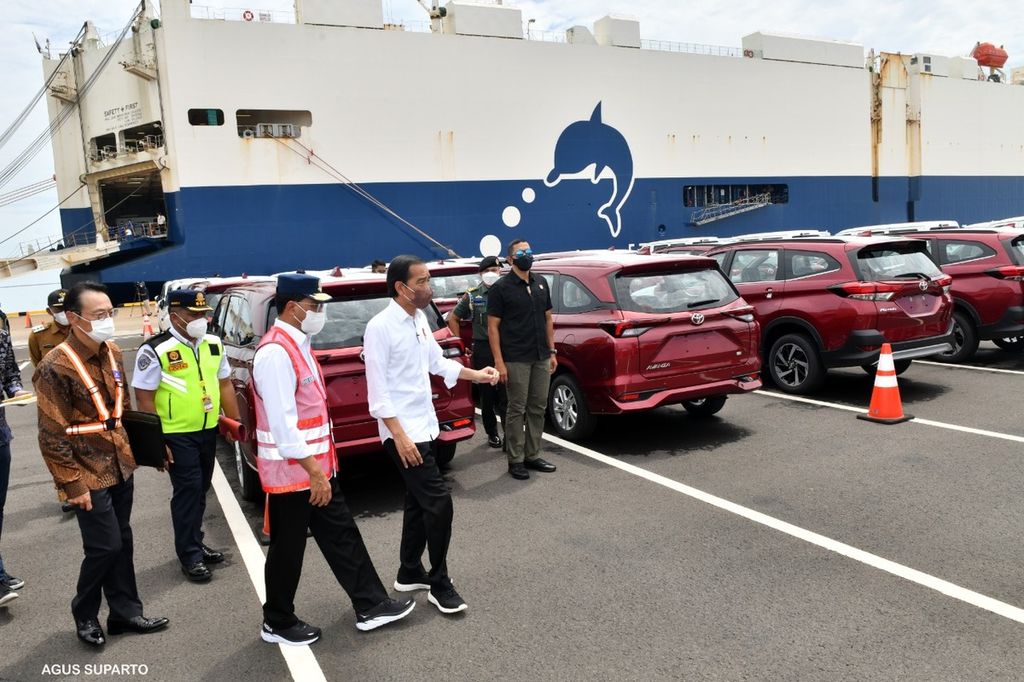 Presiden Joko Widodo meninjau kendaraan yang akan diekspor dari Pelabuhan Patimban, Subang, Jabar, Selasa (8/3/2022), bersama Menteri Perhubungan Budi Karya Sumadi (ketiga dari kiri) dan Duta Besar Jepang untuk Indonesia Kanasugi Kenji (paling kiri).