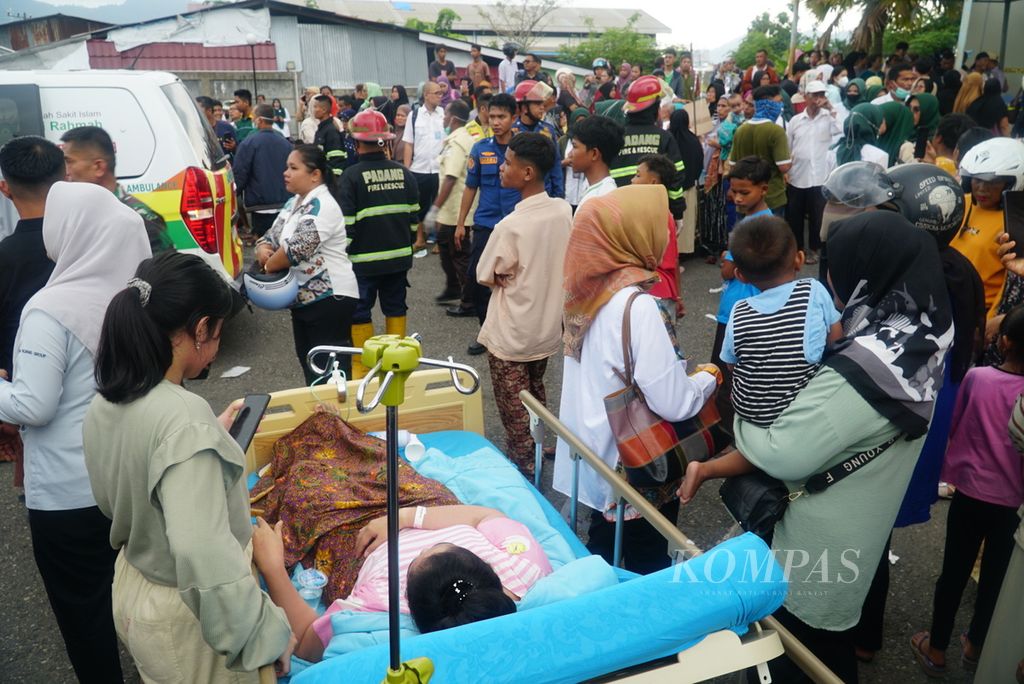 Pasien menunggu ambulans untuk dirujuk ke rumah sakit lain seusai terjadinya ledakan dari instalasi AC di Rumah Sakit Semen Padang, Kota Padang, Sumatera Barat, Selasa (30/1/2024). 
