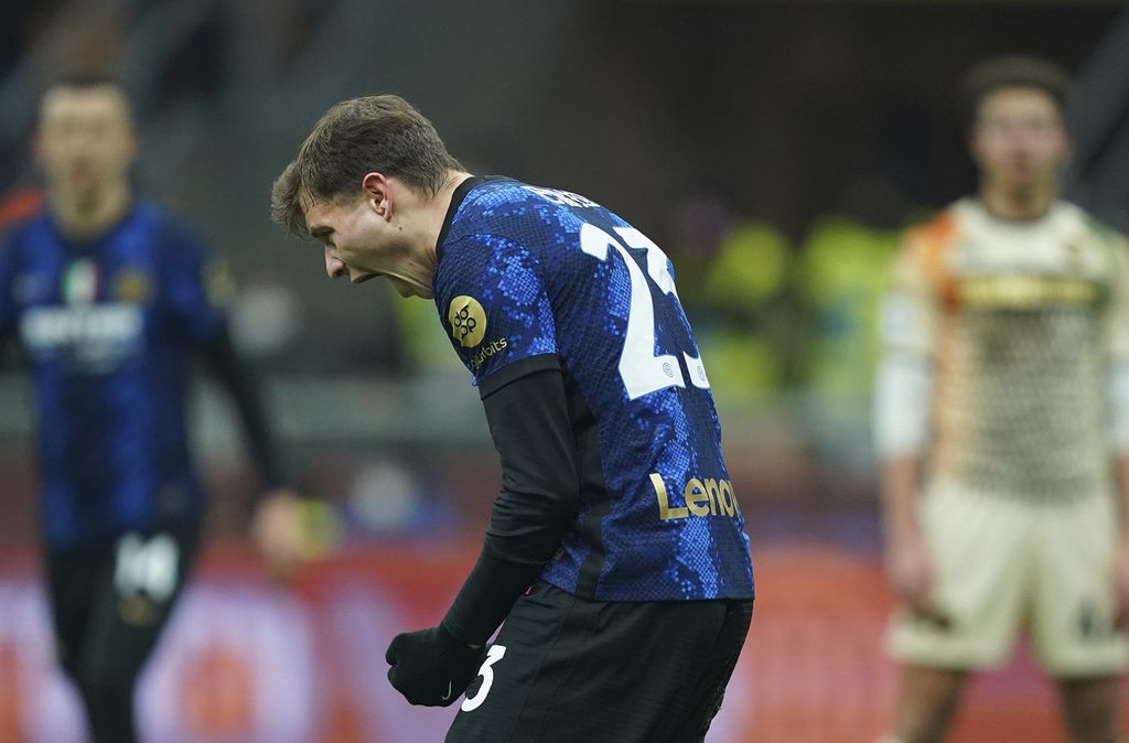 Reaksi pemain Inter Milan Nicolo Barella setelah mencetak gol pembuka dalam pertandingan Liga Italia antara Inter Milan dan Venezia di Stadion  Giuseppe Meazza, Milan, Minggu (23/1/2022) dini hari WIB. 