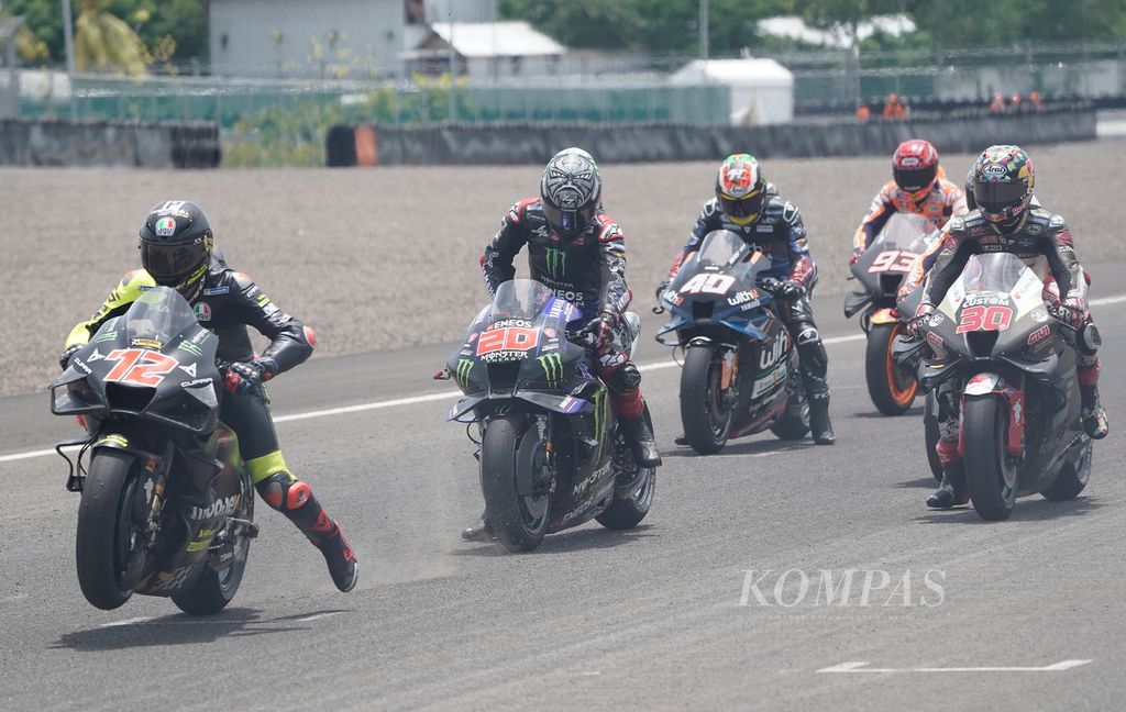 Juara motoGp 2021, Fabio Quartararo (depan), bersiap melakukan latihan start dalam tes pramusim motoGP 2022 hari ketiga di Sirkuit Internasional Jalan Raya Pertamina Mandalika, Nusa Tenggara Barat, Minggu (13/2/2022).