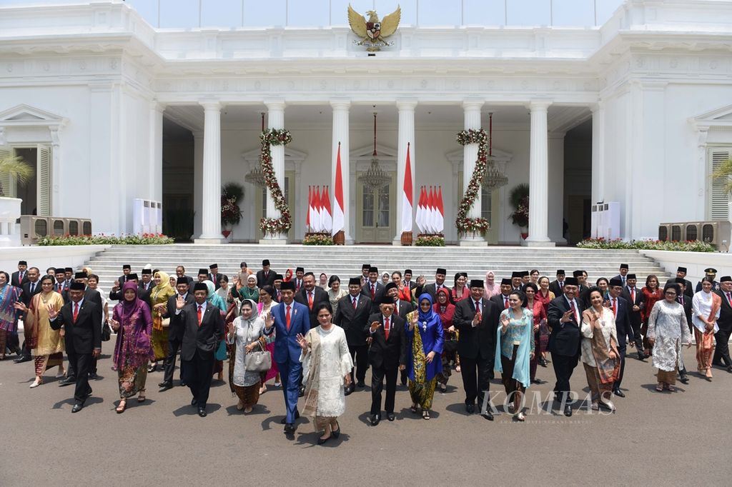 Presiden Joko Widodo bersama Wakil Presiden Ma'ruf Amin berfoto bersama para menteri di halaman depan Istana Merdeka, Jakarta, Rabu (23/10/2019). Hari itu, Presiden Joko Widodo mengumumkan susunan kabinet pemerintahannya yang diberi nama Kabinet Indonesia Maju. 