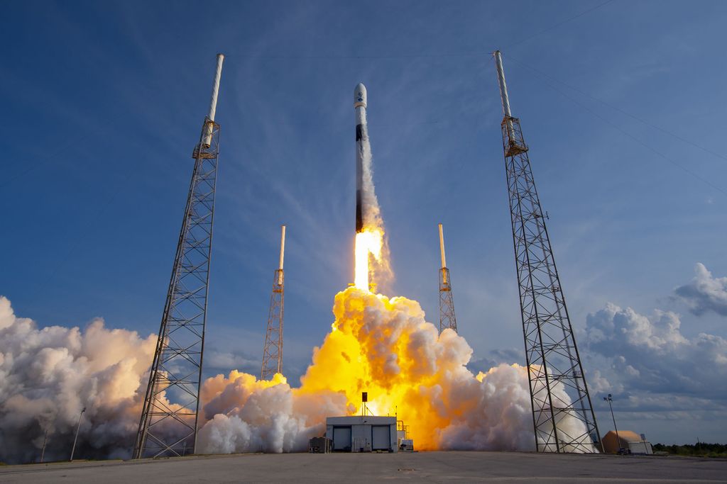 Satelit Satria 1 atau disebut juga Nusantara 3 meluncur menggunakan roket Falcon 9 milik SpaceX dari landas luncur 40 di Pangkalan Angkatan Antariksa Cape Canaveral, Florida, Amerika Serikat, Minggu (18/6/2023) pukul 18.21 waktu setempat atau Senin (19/6/2023) pukul 05.21 WIB.
