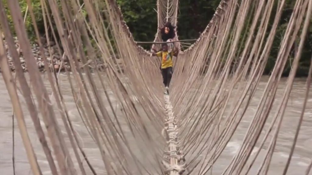 Jembatan gantung yang terbuat dari tali di Distrik Iwur, Kabupaten Pegunungan Bintang, Papua Pegunungan.