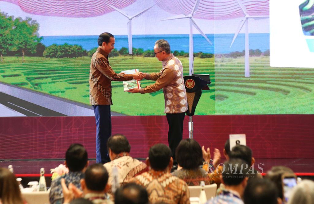 Presiden Joko Widodo menerima buku <i>Taksonomi untuk Keuangan Berkelanjutan Indonesia </i>yang diserahkan oleh Ketua Dewan Komisioner Otoritas Jasa Keuangan (OJK) Mahendra Siregar (kanan) dalam acara Pertemuan Tahunan Industri Jasa Keuangan (PTIJK) 2024, di Jakarta, Selasa (20/2/2024). 