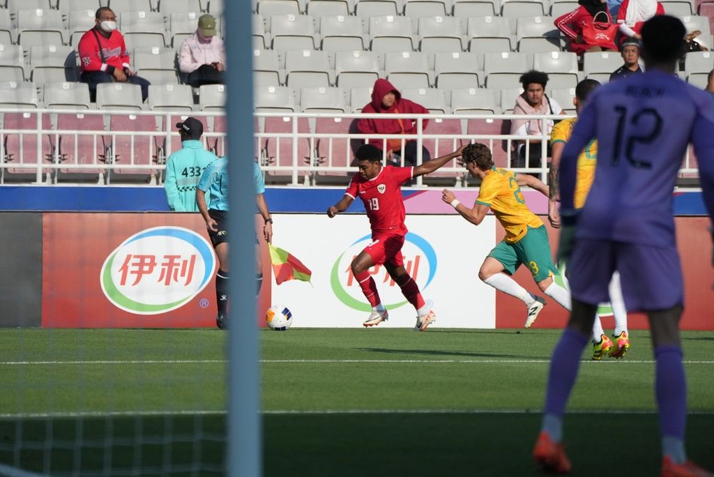 A player from the Indonesian U-23 team, Jeam Kelly Sroyer (left/19), vies for the ball with an Australian player in a Group A match of the U-23 Asian Cup at Abdullah bin Khalifa Stadium in Doha, Qatar on Thursday (18/4/2024). Indonesia won with a score of 1-0.