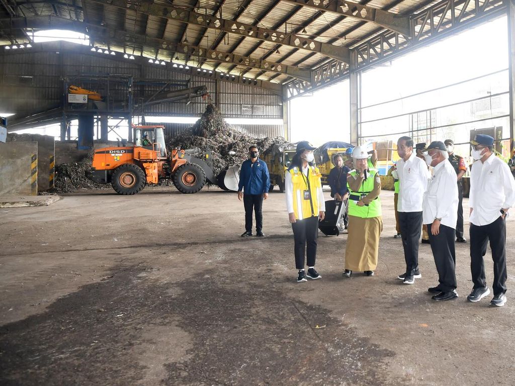 Presiden Joko Widodo meninjau Tempat Pengolahan Sampah Terpadu (TPST) Refused Derived Fuel (RDF) Cilacap di Kabupaten Cilacap, Provinsi Jawa Tengah, Selasa (2/1/2024).