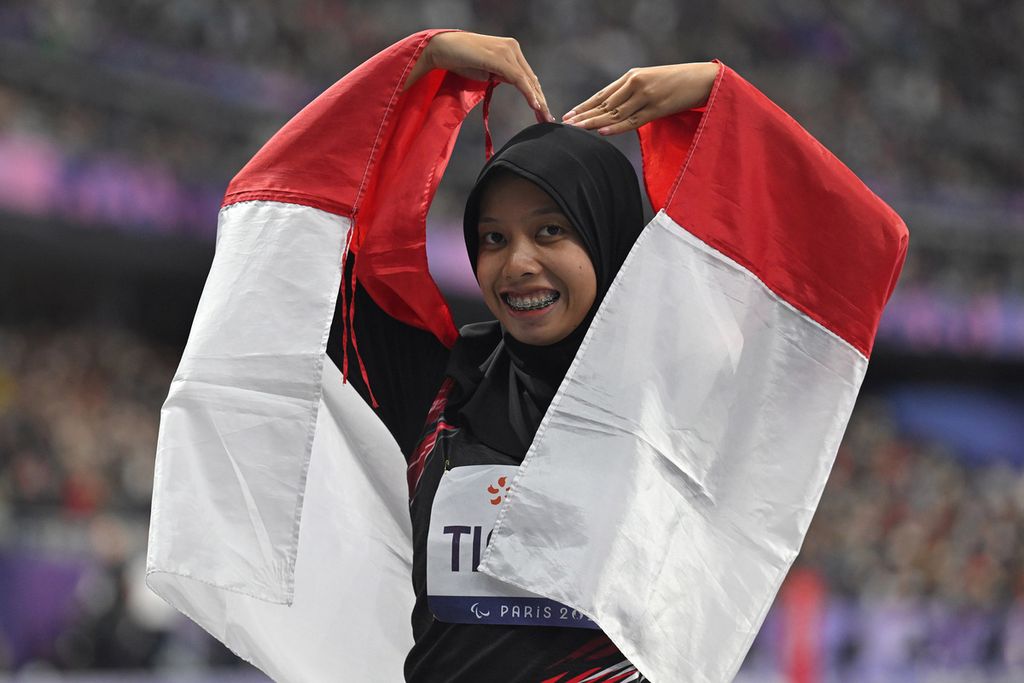 Sprinter Indonesia, Karisma Evi Tiarani, melakukan selebrasi setelah berhasil finis di urutan kedua dalam final nomor 100 meter T63 putri Paralimpiade Paris 2024 di Stadion Stade de France, Paris, Perancis, Sabtu (7/9/2024). Evi meraih medali perak dengan catatan waktu 14,26 detik.