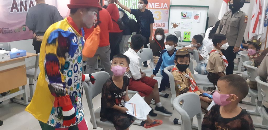 Seorang badut berinteraksi dengan anak-anak yang mengikuti kegiatan Vaksin Merdeka Anak di SDN Mangga Dua Selatan 01, Sawah Besar, Jakarta Pusat, Rabu (5/1/2022).