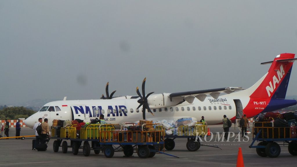 Sejumlah penumpang menaiki pesawat NAM Air ATR 72 jurusan Semarang-Karimunjawa di Bandara Ahmad Yani, Kota Semarang, Jawa Tengah, Rabu (1/8/2018). Ini adalah penerbangan perdana carter reguler NAM Air dari Bandara Ahmad Yani menuju Bandara Dewadaru, Karimunjawa, Kabupaten Jepara.