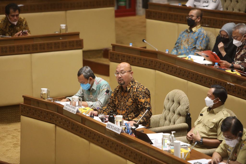 Ketua KPU Ilham Saputra (kedua dari kiri) menyampaikan paparan mengenai tahapan Pemilu 2024 dalam rapat dengan Menteri Dalam Negeri, Bawaslu, dan Komisi II DPR membahas penetapan jadwal pemilu serentak tahun 2024 di Kompleks Gedung Parlemen, Senayan, Jakarta, Senin (24/1/2022). 