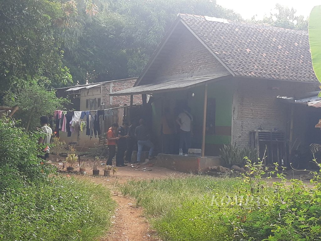 The house of Pegi Setiawan, a fugitive wanted for the murder of Vina, in Simaja Block, Kepompongan Village, Talun District, Cirebon Regency, West Java, was visited by the police on Wednesday (22/5/2024).
