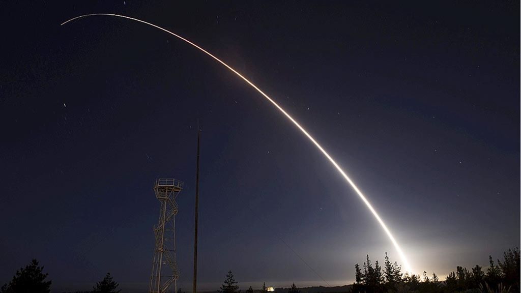Sebuah rudal balistik antarbenua Minuteman III yang tidak bersenjata diluncurkan selama uji operasional dari Vandenberg Air Force Base, California, pukul 23.01, 25 Februari 2016. 