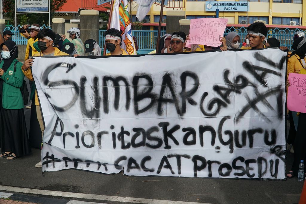 Mahasiswa dari berbagai perguruan tinggi menggelar aksi unjuk rasa peringatan Hari Guru Nasional di Jalan Sudirman depan Kantor Gubernur Sumatera Barat, Kota Padang, Sumatera Barat, akhir November 2021.  