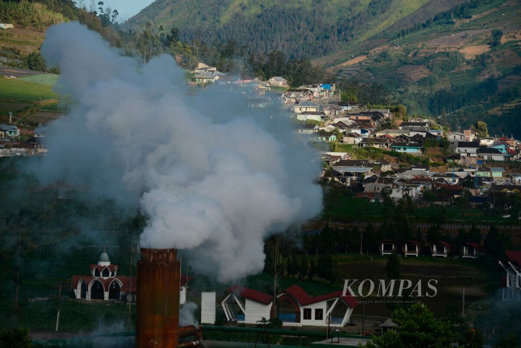 Uap panas yang dikeluarkan dari cerobong intalasi pengolahan energi panas bumi di Kecamatan Batur, Kabupaten Banjarnegara, Jawa Tengah, Sabtu (29/8/2020). Total potensi energi panas bumi di sekitar Pegunungan Dieng diperkirakan mencapai 400 megawatt.