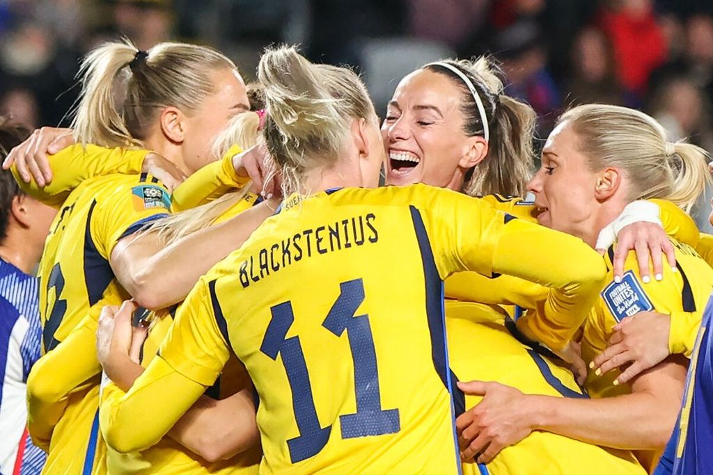 Para pemain Swedia mengerumuni bek Amanda Ilestedt mencetak gol pertama ke gawang Jepang pada laga perempat final Piala Dunia Putri 2023 di Stadion Eden Park, Auckland, Selandia Baru, Jumat (11/8/2023).  Swedia mengalahkan Jepang, 2-1, dan lolos ke semfiinal melawan Spanyol.  