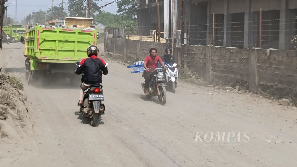 Kondisi jalan berdebu harus dihadapi warga di Parung Panjang, Kabupaten Bogor. Truk muatan tambang masih beroperasi meski sudah ada aturan pembatasan jam operasional, Selasa (12/12/2023). 