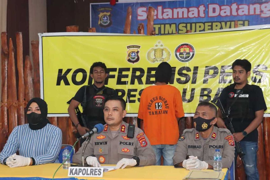 Kepala Polres Baubau Ajun Komisaris Besar  Erwin Pratomo menjelaskan pengungkapan kasus seorang ayah yang memerkosa anak kandungnya hingga melahirkan di Baubau, Sulawesi Tenggara, Selasa (9/8/2022). 