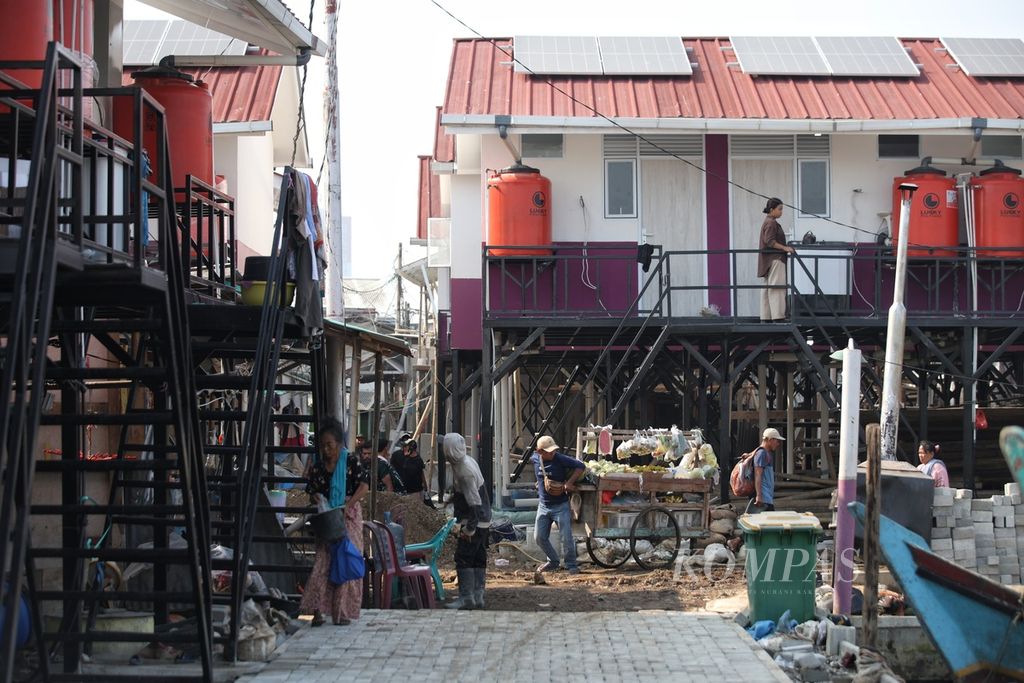 Aktivitas warga di sekitaran rumah panggung di Kawasan Blok Empang, Penjaringan, Jakarta Utara, Senin (22/7/2024). 